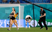 Người đàn ông cởi trần chạy xuống phá trận chung kết Euro 2020