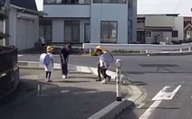 Cô giáo Nhật cùng trò cúi đầu cảm ơn tài xế ôtô nhường đường