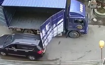 Xế hộp bị xe tải 'vỗ mông'