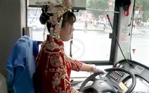 Cô dâu lái xe bus chạy vèo vèo chở họ hàng đến dự đám cưới của mình