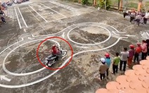 Người phụ nữ trượt bằng lái xe máy vì lượn vòng số 8 cồng kềnh