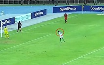 Cầu thủ ăn mừng kiểu thoát vị đĩa đệm sau khi sút vào penalty