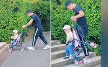 Bố dạy con trai tự đi bộ lên bậc thang