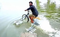 Màn đạp xe chìm xuống lòng sông