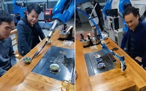 Robot thay chủ rót nước trà tiếp khách ngày Tết