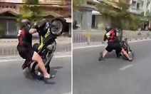 Quái xế ngã sấp mặt khi trổ tài bốc đầu xe máy