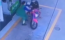 Nữ nhân viên quật ngã thanh niên chạy môtô quỵt tiền xăng