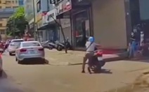 Người đàn ông qua đường ẩu lỡ tay vít ga xe máy tông vào ôtô