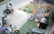 Thanh niên chạy xe tay ga cướp thùng bia của tiệm tạp hóa