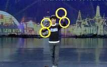 Chàng trai có đôi tay múa vòng ảo diệu ở Got Talent Thái Lan