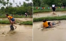 Chàng trai cõng bạn gái vồ ếch khi thi chạy dưới ruộng