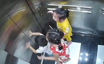 3 em bé khóc thét trong thang máy vì không biết mở cửa