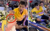 Tiểu thương chở xe ổi phát miễn phí mừng U23 Việt Nam vô địch