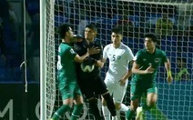 Thủ môn U23 Uzbekistan thúc cùi chỏ vào mặt đối thủ còn nằm ăn vạ