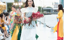 Hoa hậu Nguyễn Thanh Hà catwalk ở ga tàu thủy Bạch Đằng