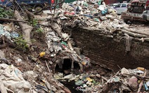 Hà Nội nhiều nơi rác thải tràn lan chất thành 'núi'