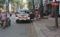 Tài xế taxi Vinasun dán khẩu hiệu yêu cầu Uber và Grab chấp hành pháp luật