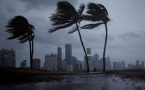 Siêu bão Irma đang quần đảo Florida, ít nhất 3 người chết