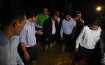 Thủ tướng lội nước thị sát tình hình lũ lụt và việc chuẩn bị APEC