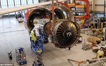 Clip động cơ Roll-Royce được lắp vào cánh máy bay ngoạn mục
