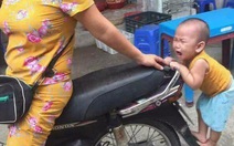 Dân mạng cười sảng khoái với em bé bám đuôi xe mẹ đòi đi chợ