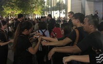 Nhiều người Việt trong dãy dài người mua iPhone X ở Singapore