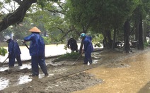 Nước các sông ở Huế đã hạ, người dân đội mưa dọn bùn