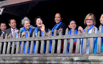 Phu nhân các lãnh đạo APEC thăm Hội An trong mưa lất phất