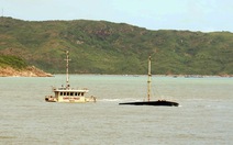 Bơm nước cứu 1 tàu hàng chìm trong vịnh Quy Nhơn