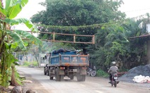 Dân lắp barie chặn xe ben từ mỏ đá Tân Cang