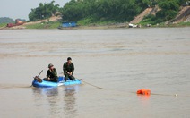 Hà Nội cấm tàu thuyền, trục vớt quả bom dưới chân cầu Long Biên
