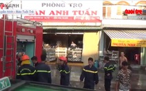 Cháy nhà trọ, khách vội gom hành lý thoát ra ngoài