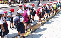 Trẻ em Nhật tự đi học có hội phụ huynh trông chừng