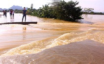 Hà Nội: Đê lở, nước 'hồi hương' ngập trắng