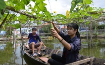 Hai anh em mồ côi cha dắt nhau vào đại học