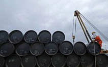 IEA: Khối lượng dầu thô dự trữ của thế giới giảm mạnh