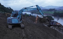 Hàng chục máy xúc khắc phục sạt lở đất tại ga Lâm Giang