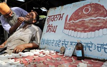 Đi Ấn Độ xem nhổ răng ngoài vỉa hè