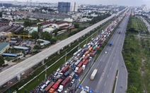 Hàng trăm xe kẹt dài trên xa lộ Hà Nội