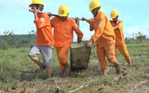 Điện lực Quảng Ngãi vừa sửa điện, vừa cứu trợ dân vùng lũ