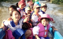 Những đứa trẻ Việt ở Campuchia vượt lũ đến trường