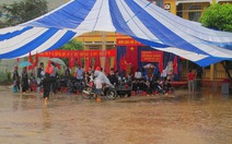 Học sinh vùng lũ khai giảng trong mưa
