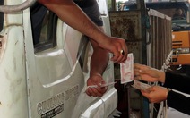 Lại tiền lẻ mua vé gây ách tắc trạm BOT Nam Bình Định