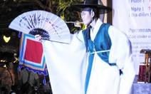 Múa cổ truyền Hàn Quốc trên đường phố Hội An