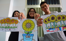 Sinh viên HUFLIT vẽ tranh "Ngày hội Hoa hướng dương"