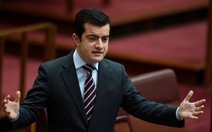 Nghị sĩ Úc nói ‘bậy’ về Biển Đông đã rút khỏi đảng