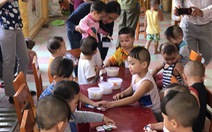 Đưa 11 trẻ mồ côi ở tịnh xá Ngọc Tuyền về trung tâm bảo trợ