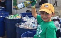 Cậu bé 7 tuổi thu gom hơn 200.000 vỏ chai
