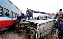Xe tải băng đường ngang tự mở gây tai nạn với tàu hỏa
