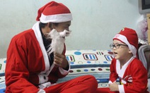'Ông già Noel' bị trẻ nhỏ bắt bẻ vì... đến trễ